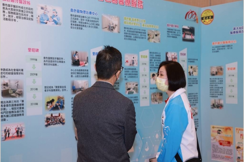 本園同事為參觀著介紹本園的醫療服務