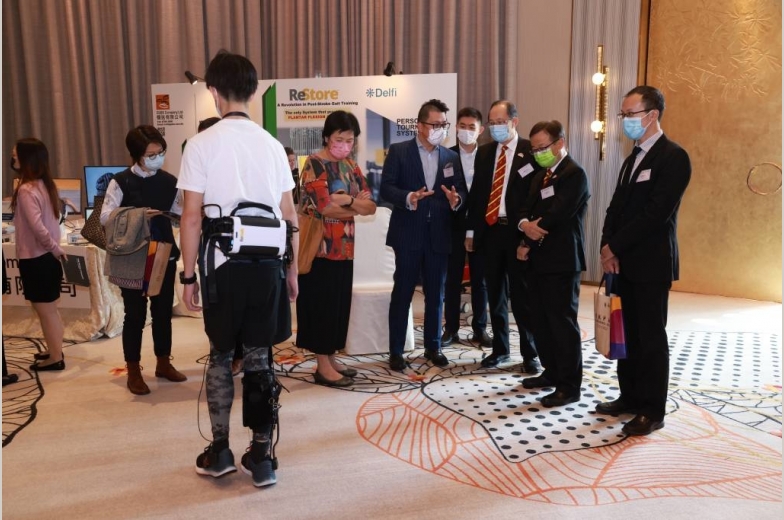 本園副主席兼醫療服務委員會主席盧燊河先生觀摩物理治療的最新設備