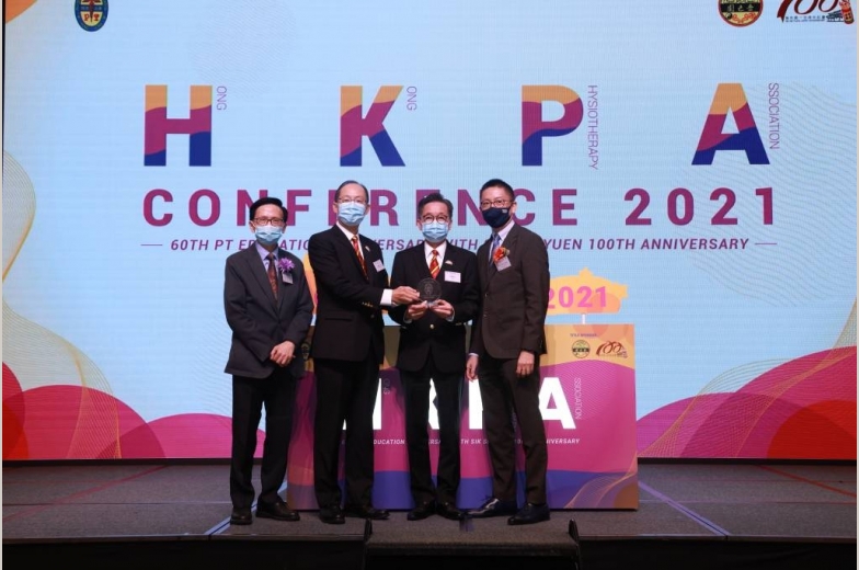 本園主席馬澤華先生及副主席兼醫療服務委員會主席盧燊河先生接受香港物理治療學會頒贈感謝狀