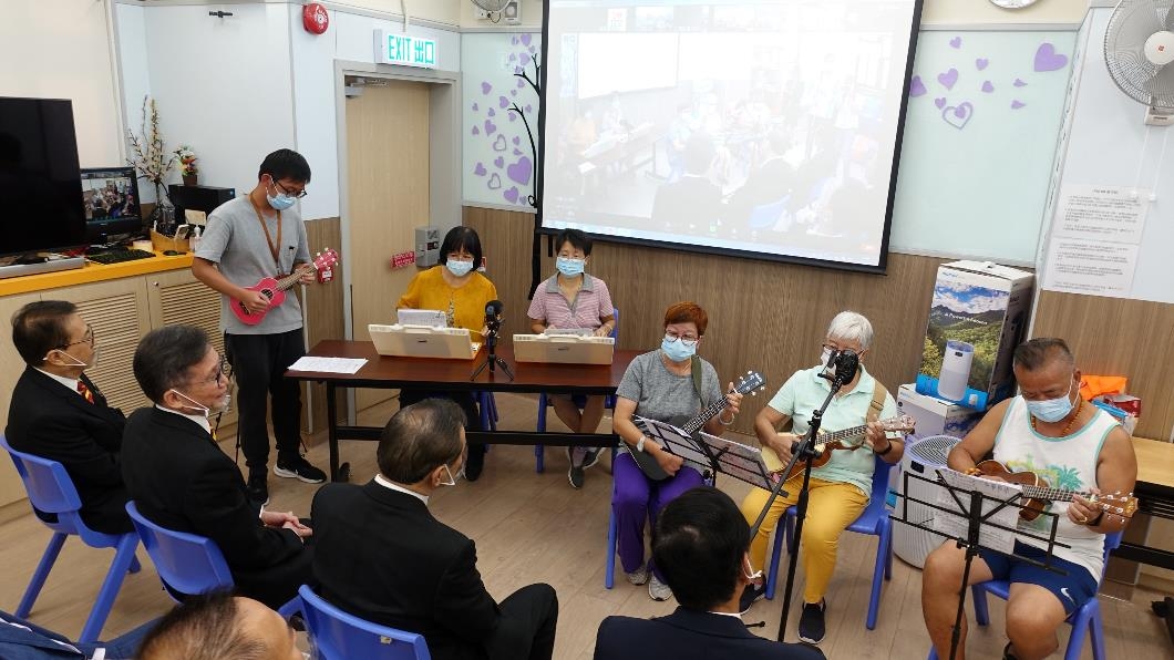 本頁圖片/檔案 - 4-義工演出小結他及鋼片琴